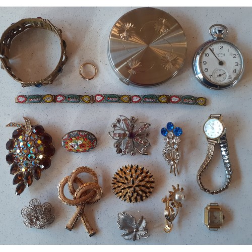 85 - Vintage brooches and costume jewellery to include an oval micro mosaic brooch and a micro mosaic 5-t... 