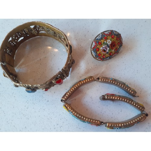 85 - Vintage brooches and costume jewellery to include an oval micro mosaic brooch and a micro mosaic 5-t... 