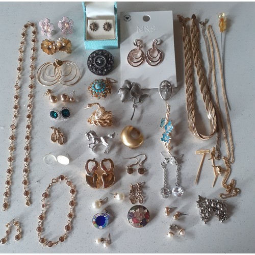 82 - A quantity of costume jewellery to include a pair of 9ct gold Celtic style pierced earrings with one... 