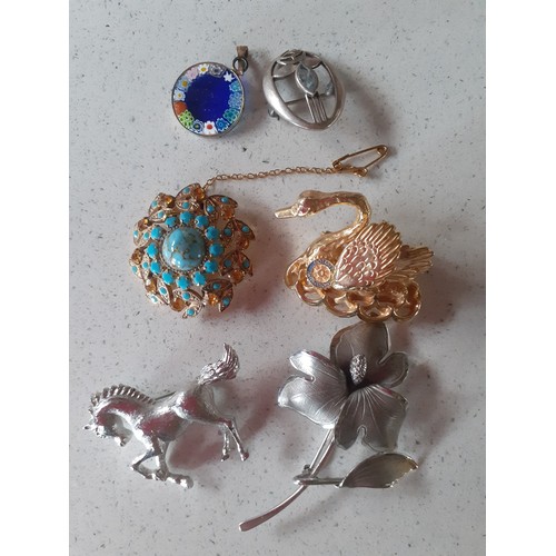 82 - A quantity of costume jewellery to include a pair of 9ct gold Celtic style pierced earrings with one... 