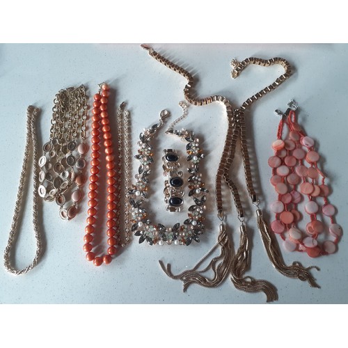 82 - A quantity of costume jewellery to include a pair of 9ct gold Celtic style pierced earrings with one... 