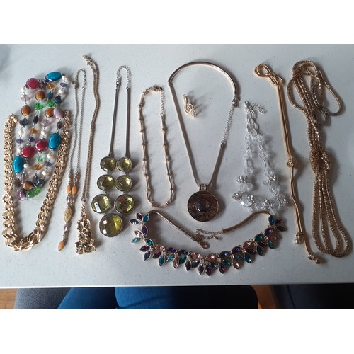 82 - A quantity of costume jewellery to include a pair of 9ct gold Celtic style pierced earrings with one... 