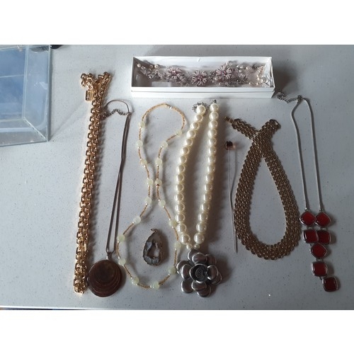 82 - A quantity of costume jewellery to include a pair of 9ct gold Celtic style pierced earrings with one... 