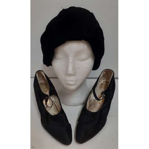 77 - An early 20th Century Walmer black velvet ladies hat, size 7 together with a pair of early 20th Cent... 