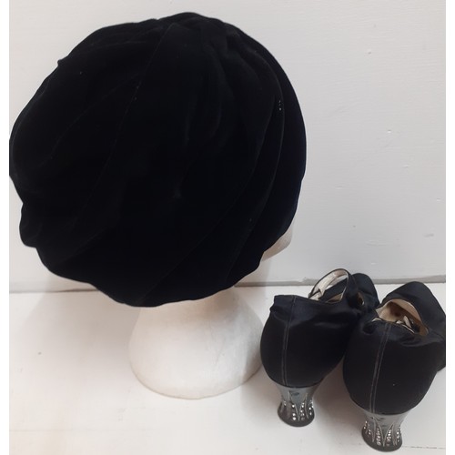 77 - An early 20th Century Walmer black velvet ladies hat, size 7 together with a pair of early 20th Cent... 