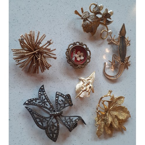 71 - A quantity of vintage costume jewellery to include 2 Scottish hard-stone brooches and others, fashio... 