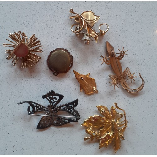 71 - A quantity of vintage costume jewellery to include 2 Scottish hard-stone brooches and others, fashio... 