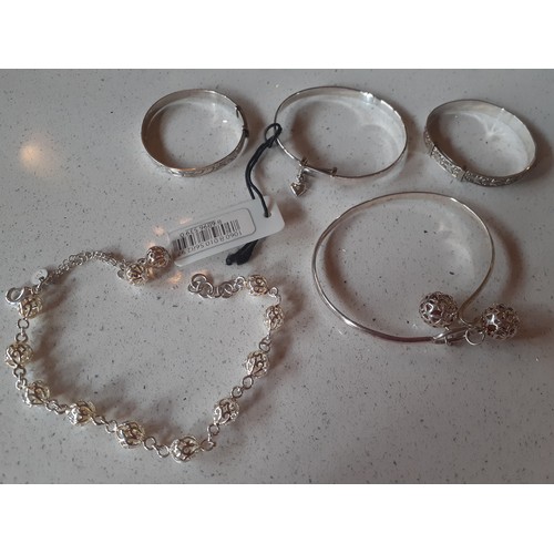 73 - A quantity of costume jewellery, mainly silver items, to include a modern Kit Heath silver adjustabl... 