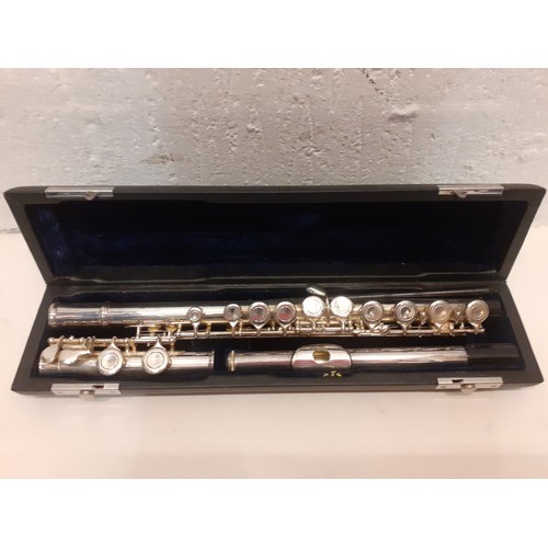 189 - A silver tone flute, no label/name/serial number, in a fitted box together with 2 related books. Loc... 