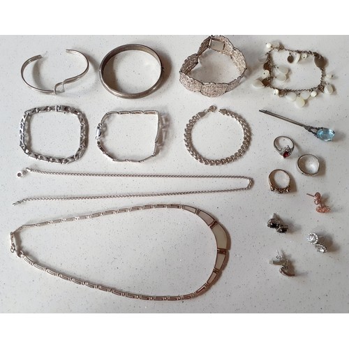 32 - A quantity of silver jewellery to include a filigree bracelet, a bangle, 4 bracelets, 2 necklaces, 3... 