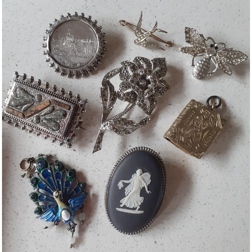 99 - A quantity of costume jewellery to include early 20th Century white metal brooches, a partial yellow... 