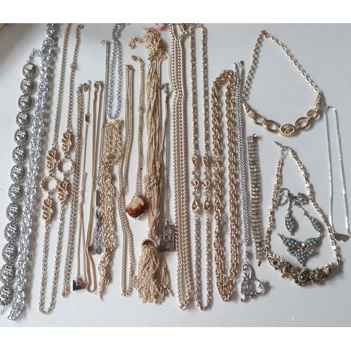 95 - A quantity of vintage costume jewellery, mainly Sarah Coventry, to include bead necklaces, 2 Sarah C... 