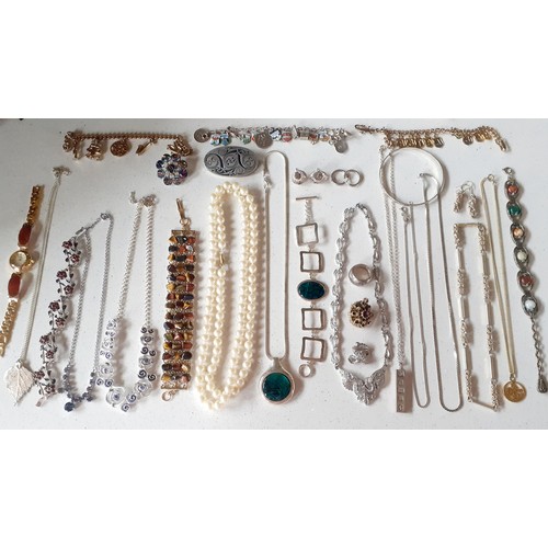 100 - A quantity of vintage costume jewellery to include a simulated pearl necklace, 2 Thea Holly silver p... 