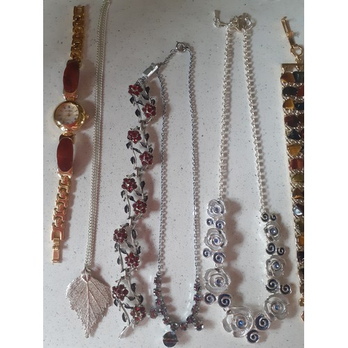 100 - A quantity of vintage costume jewellery to include a simulated pearl necklace, 2 Thea Holly silver p... 