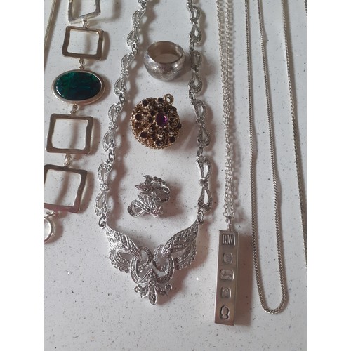 100 - A quantity of vintage costume jewellery to include a simulated pearl necklace, 2 Thea Holly silver p... 