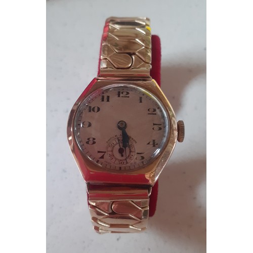 26 - A mid 20th Century 9ct gold cased gents wristwatch stamped 9ct and 375 to the interior on gold tone ... 