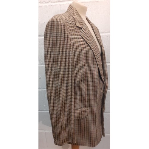 104 - A gents Courtenay of London woollen tweed jacket, approx 44