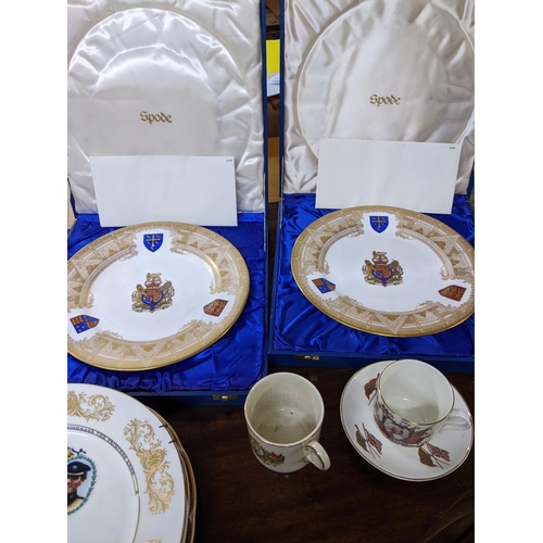 429 - A collection of Royal memorabilia to include two cased Spode plates, three Westminster Abbey Spode p... 