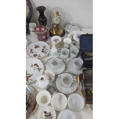 202 - A mixed lot to include a Le Creuset oven dish, pottery bowls, a collection of mixed ceramics, a horn... 