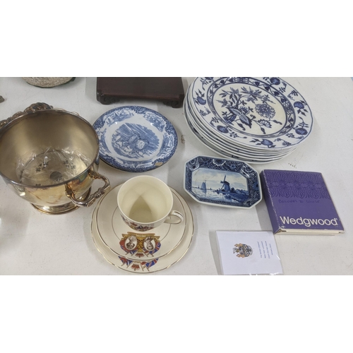 210 - A mixed lot to include Coronation Street collectables by John Hine Ltd, the Royal collection cups, a... 