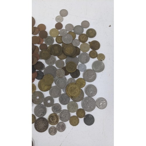 211 - Mixed coinage, mostly British to include some silver examples to include a 1926 three pence and othe... 