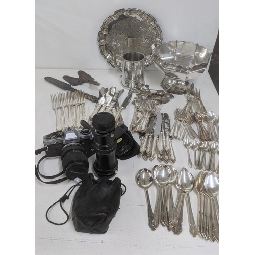 5 - A mixed lot to include silver plated items comprising a Mappin & Webb pedestal bowl, a Sheffield sil... 