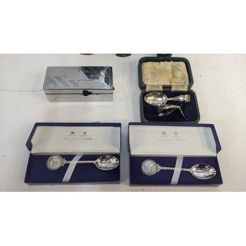 39 - A mixed lot to include two boxed Mappin & Webb silver plated commemorative spoons, a boxed child's s... 