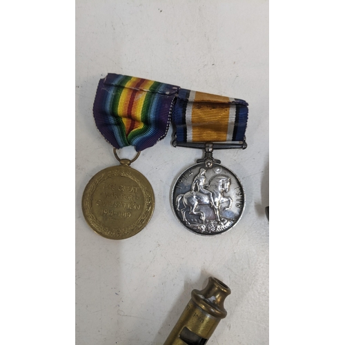 40 - Militaria items to include two WW1 medals, one marked 9960 LACC Smith RAF, a military compass and a ... 