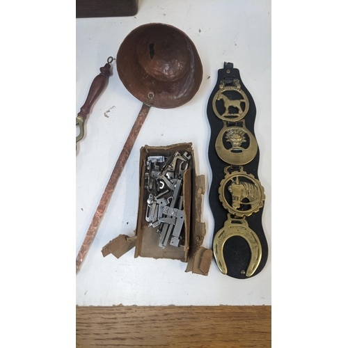 46 - Metalware to include a Singer sewing machine, copper and brass
Location: RAF
If there is no conditio... 