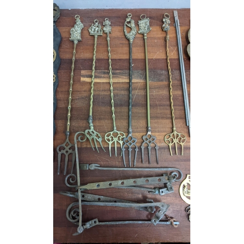 487 - A collection of brassware and metalware to include horse brasses, coat hooks, souvenir toasting fork... 