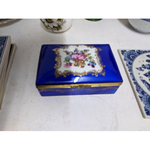 91 - A selection of Victorian and later ceramics to include a Victorian dessert service, a Carlton ware b... 