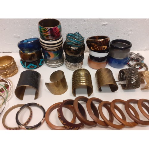 117 - A quantity of mainly late 20th Century and modern costume jewellery comprising mixed bangles, vintag... 