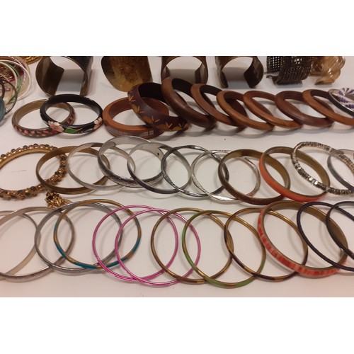 117 - A quantity of mainly late 20th Century and modern costume jewellery comprising mixed bangles, vintag... 