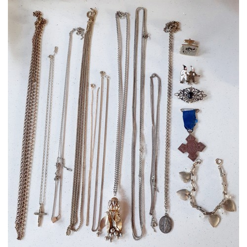 119 - A small quantity of costume jewellery to include silver and white metal chains, an early 20th Centur... 