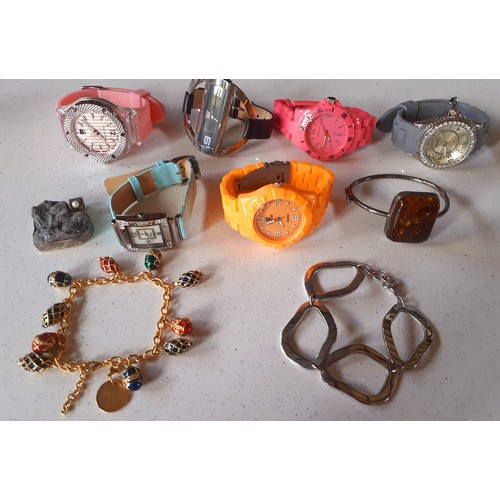 123 - A quantity of 6 modern fashion watches to include Davis, Paris and a small quantity of costume jewel... 