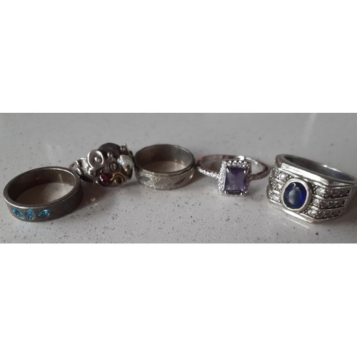 126 - Silver and white metal jewellery to include 5 dress rings, amber earrings, 2 brooches, an ARP hat ba... 