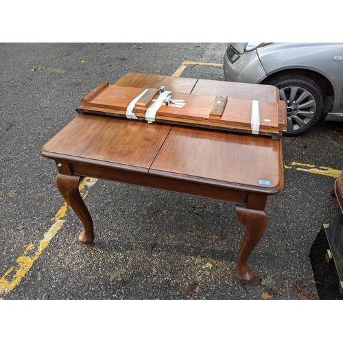 510 - An early 20th century mahogany extending dining table, on cabriole legs, 73cm h x 105cm l and two ad... 