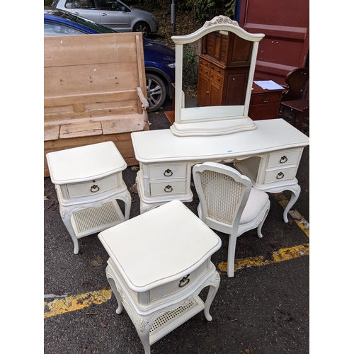 522 - A modern cream painted dressing table with a detachable mirror over four drawers, on cabriole legs
L... 