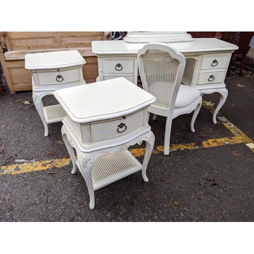 522 - A modern cream painted dressing table with a detachable mirror over four drawers, on cabriole legs
L... 