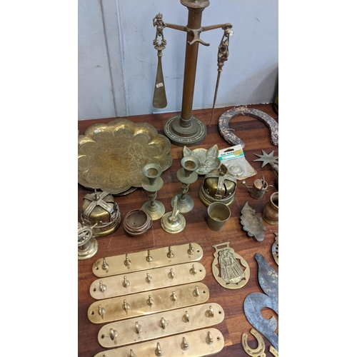 487 - A collection of brassware and metalware to include horse brasses, coat hooks, souvenir toasting fork... 