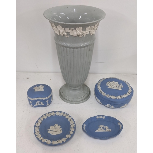 585 - A collection of Wedgwood ceramics to include a Queensware vase, and Jasperware dressing table items
... 