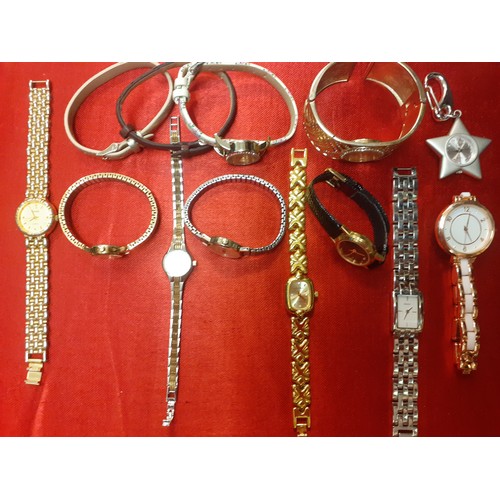 133 - A quantity of late 20th Century to modern day fashion watches to include Sekonda and DKNY together w... 