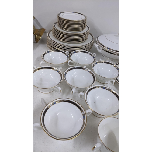 411 - A Royal Worcester Raffles pattern art dinner and teaservice
Location: lwb
If there is no condition r... 