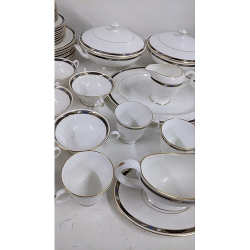 411 - A Royal Worcester Raffles pattern art dinner and teaservice
Location: lwb
If there is no condition r... 