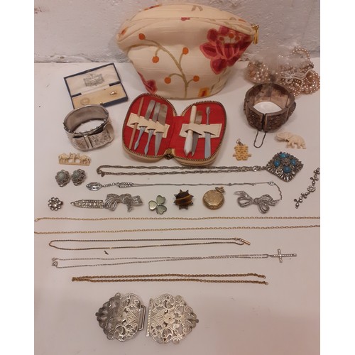 143 - A quantity of vintage costume jewellery and collectables to include a white metal and coloured cryst... 