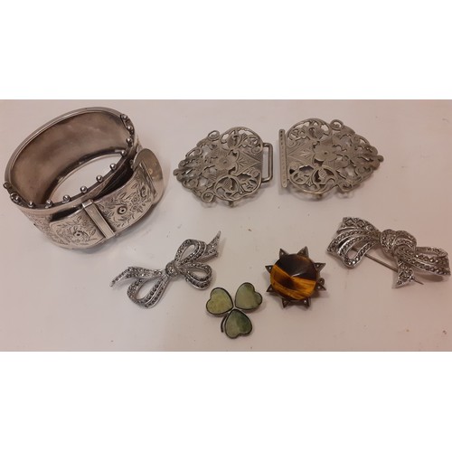 143 - A quantity of vintage costume jewellery and collectables to include a white metal and coloured cryst... 