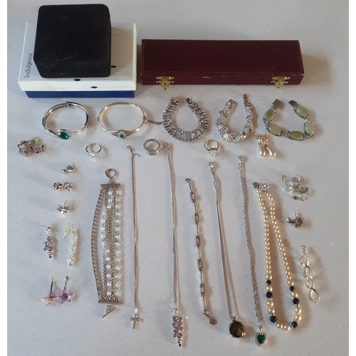 154 - A quantity of vintage costume jewellery to include a silver gilt and cubic zirconia ring and 2 other... 