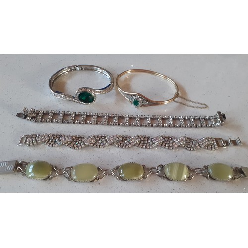 154 - A quantity of vintage costume jewellery to include a silver gilt and cubic zirconia ring and 2 other... 