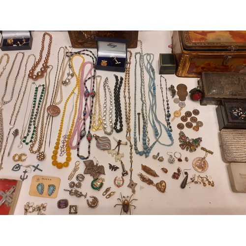 159 - Vintage jewellery, small collectables, boxes and tins A/F to include early 20th Century necklaces A/... 