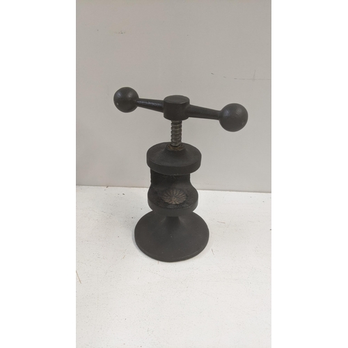 264 - An iron table nut cracker designed by Robert Welch, 18.5cm h open
Location:6.1
If there is no condit... 